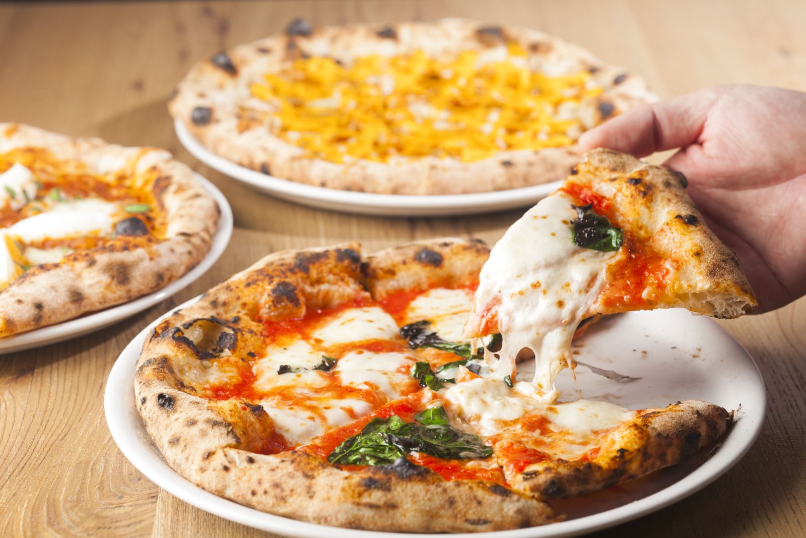 Bánh Pizza Logic được lựa chọn từ nguyên liệu tự nhiên, nướng bằng lò củi theo nghệ thuật làm bánh truyền thống tại Napoli